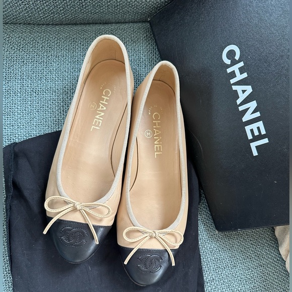 CHANEL Beige and Black cap toe Ballet Ballerina Flats Shoes 37